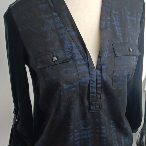 Rock & Republic Blouse Black V Neck Roll Tab Sleeve Constrast Womens Size XS - Picture 3 of 7
